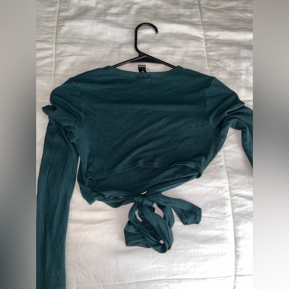 Windsor green long sleeve crop tie in the back size M
